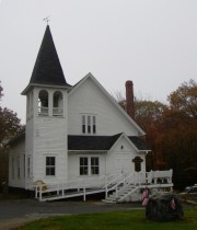 Union Congregational Church and veterans memorial in South Bristol