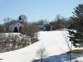 Church and houses in Warren from Route 90 (2005)
