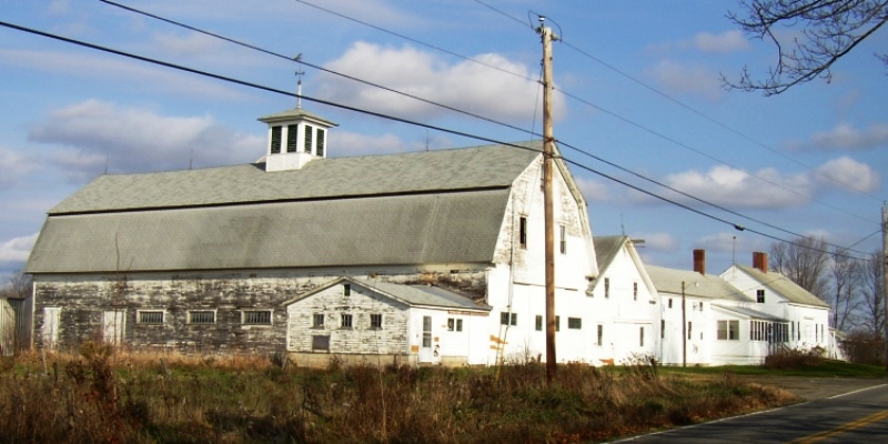 Large, grange-like attached barn and farmhouse in Troy (2006) 