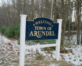 Sign: "Welcome, Town of Arundel" (2003)