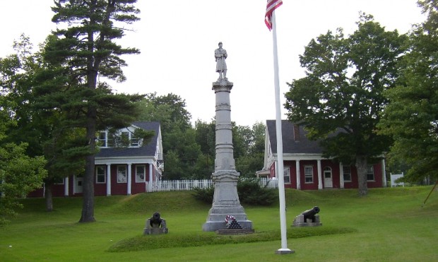 Civil War Memorial, with Cannons (2004)