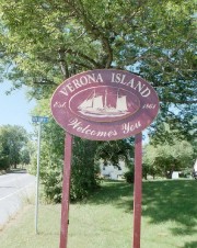 Sign: Verona Island Welcomes You (2002)